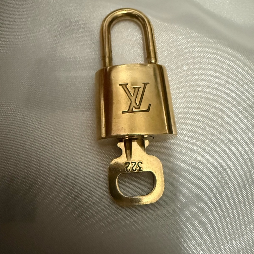‼️SOLD‼️Louis Vuitton Gold lock & Key #322